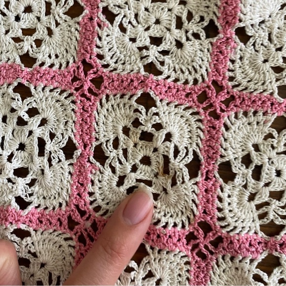 Vintage Hand Crochet Cream Pink Doily Long Table Runner Dresser Scarf - Picture 3 of 7